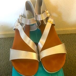🚨 5/$20 Cute faux snake print silver sandals